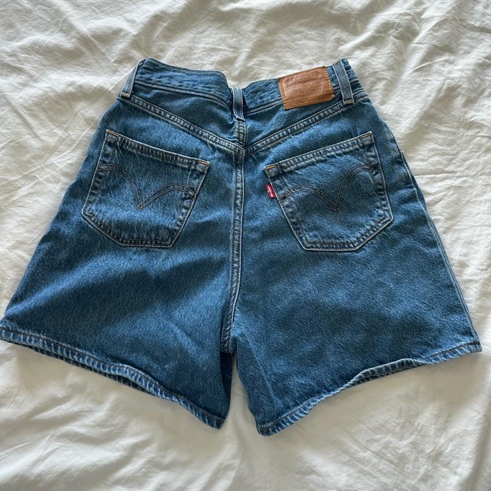 Levi’s Ribcage Shorts - Picture 2 of 3